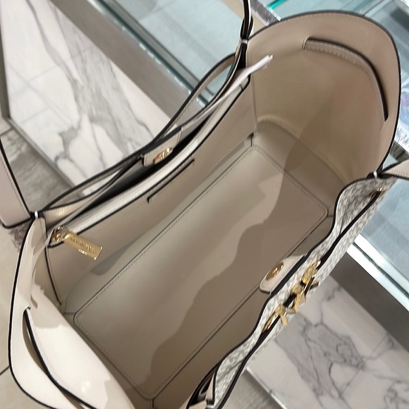 MICHAEL KORS
Reed Large Logo Shoulder Tote Bag
Light Cream Multi 
35S3G6RT3B
NWT - Picture 6 of 16